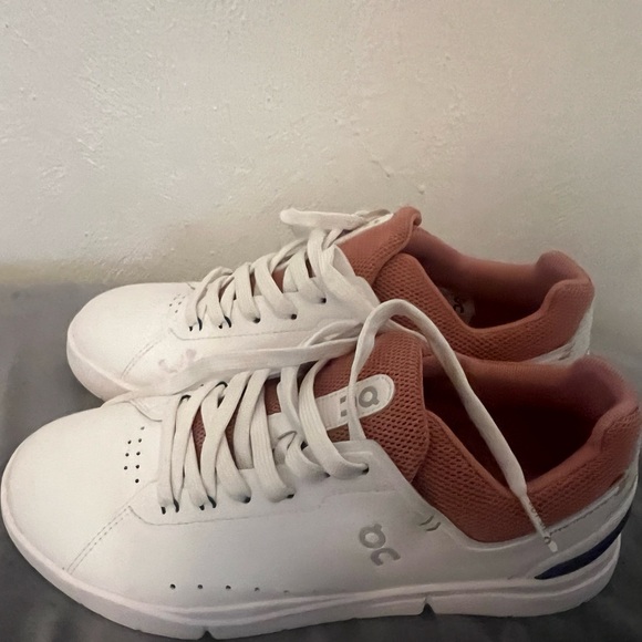 Great condition! On THE ROGER Advantage Sneakers. - Picture 4 of 14